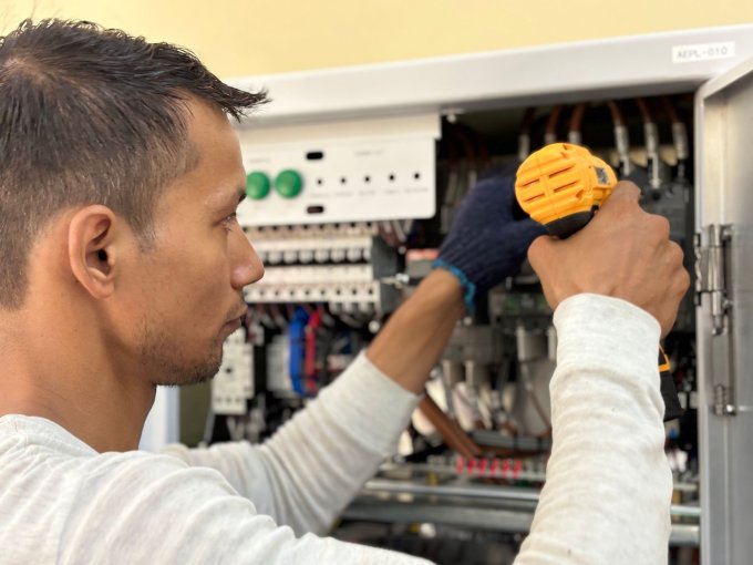Jaka jest wycena usług elektrycznych przy wymianie instalacji?